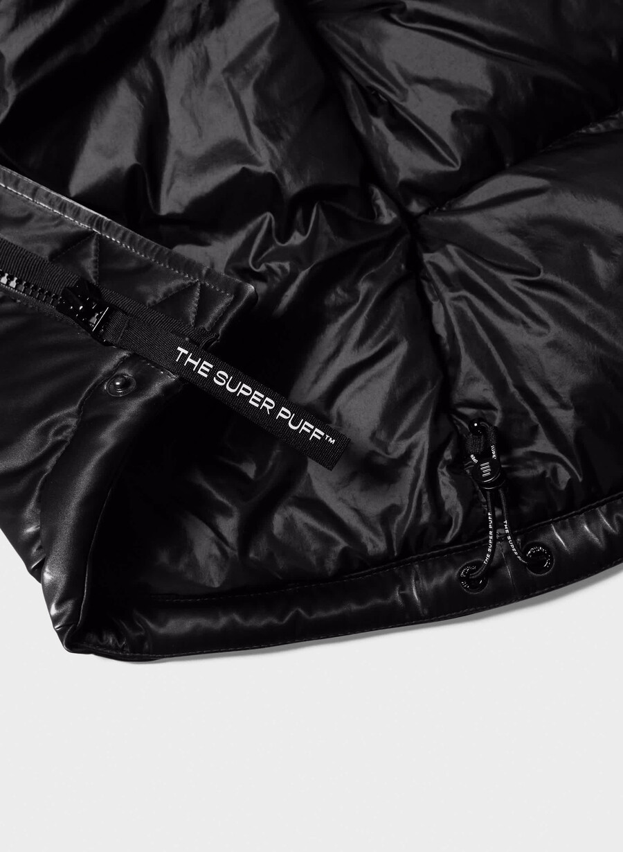 super puff-vesten – liquid shine svart