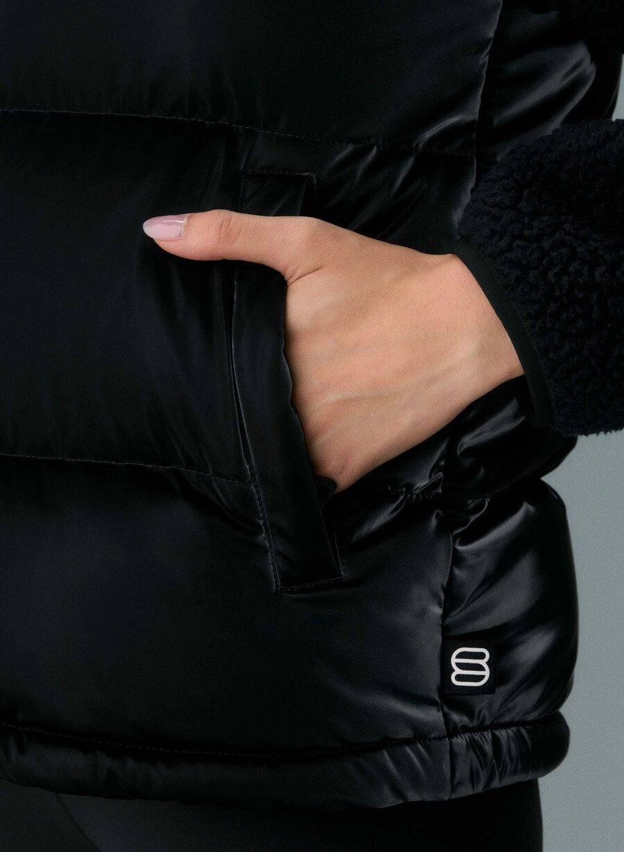 super puff-vesten – liquid shine svart