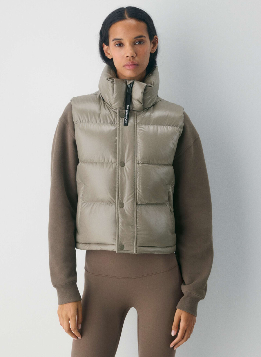 super puff shorty vest - hi-gloss moderne taupe
