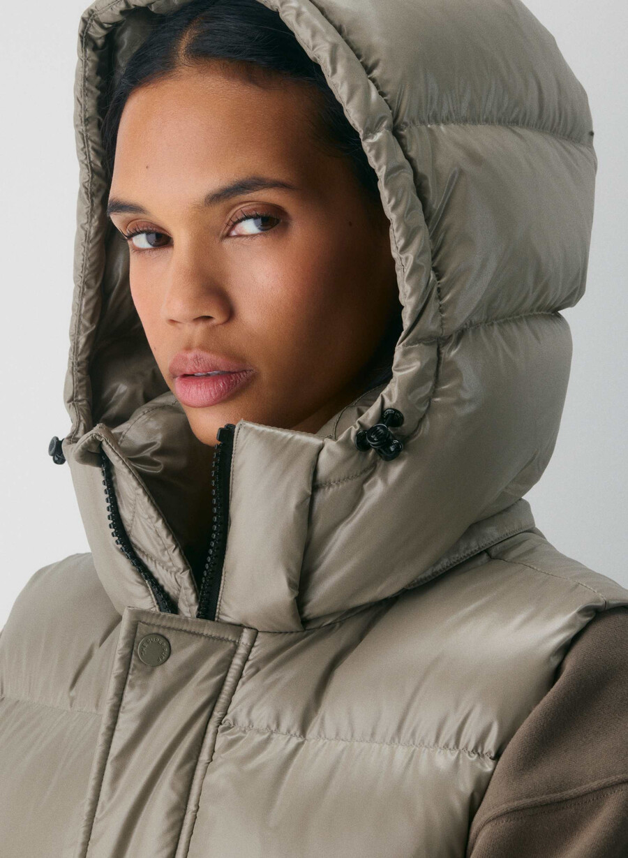 super puff shorty vest - hi-gloss moderne taupe